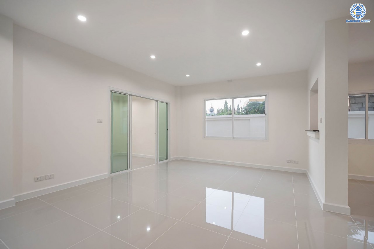 บ้านมือสองตกแต่งใหม่ โครงการ มัณฑิกา กาญจนาฯ-บางบอน รองรับทุกความสุข เนื้อที่ 108.6 ตร.ว. ฟังก์ชัน 3 ห้องนอน 3 ห้องน้ำ 2 ห้องอเนกประสงค์ จอดรถได้ 2 คัน บนทำเลใกล้รถไฟฟ้าสายสีน้ำเงิน "สถานีหลัก2" และจุดขึ้นทางด่วน "พระราม2" และ The Mall บางแค